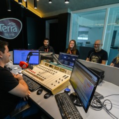 Rádio Terra FM conta com programação que mescla música, jornalismo, esporte e entretenimento (Foto: Cristiano Rosa/Traço D)