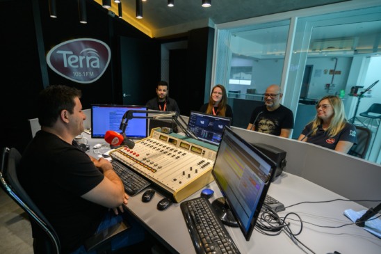 Rádio Terra FM conta com programação que mescla música, jornalismo, esporte e entretenimento (Foto: Cristiano Rosa/Traço D)