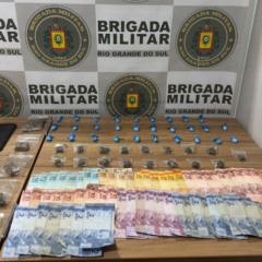 No bairro Brands, policiais apreenderam por&ccedil;&otilde;es de maconha, coca&iacute;na, dinheiro e celulares (Foto: Brigada Mmilitar/Divulga&ccedil;&atilde;o)