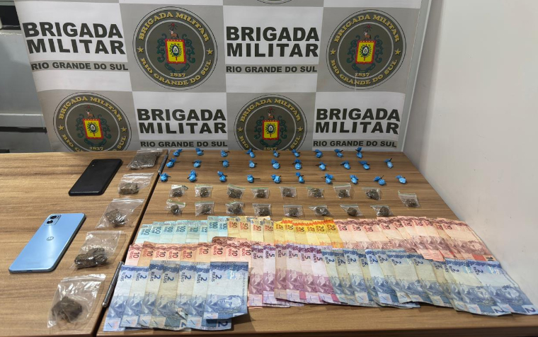 No bairro Brands, policiais apreenderam porções de maconha, cocaína, dinheiro e celulares (Foto: Brigada Mmilitar/Divulgação) No bairro Brands, policiais apreenderam porções de maconha, cocaína, dinheiro e celulares (Foto: Brigada Mmilitar/Divulgação)