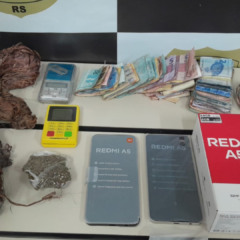 Grande quantidade de dinheiro e outros objetos foram apreendidos no bairro Brands (Foto: Alvaro Pegoraro)