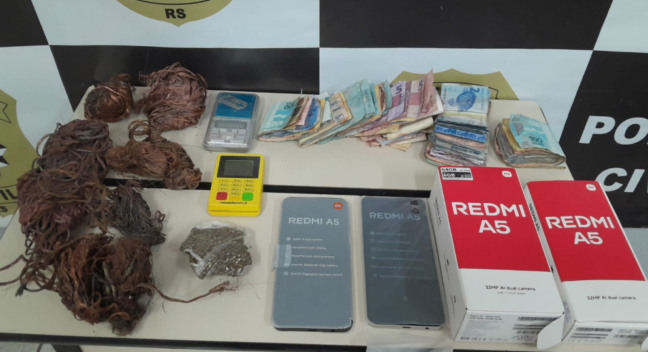 Grande quantidade de dinheiro e outros objetos foram apreendidos no bairro Brands (Foto: Alvaro Pegoraro)