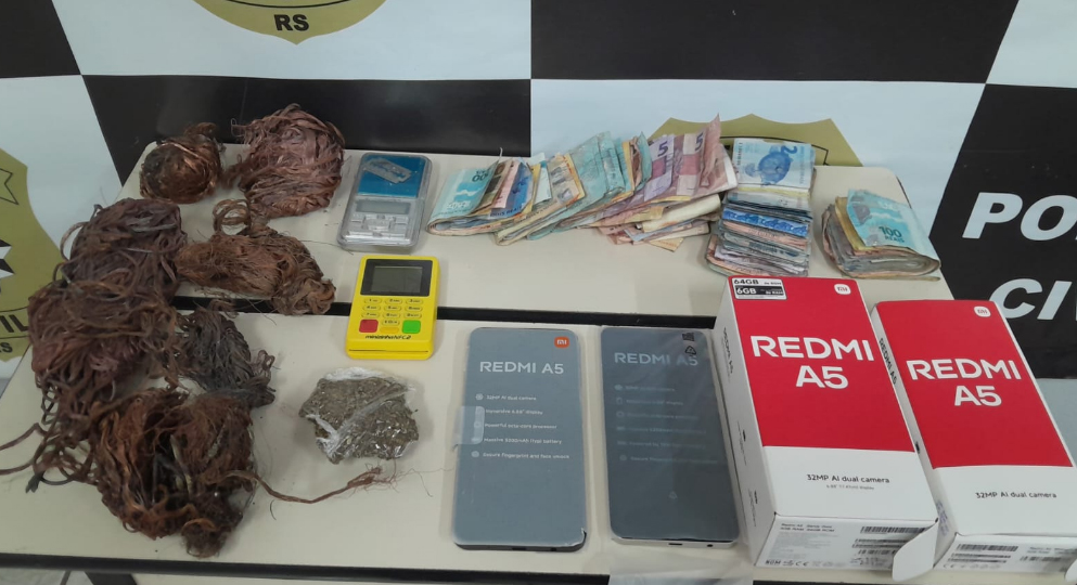 Grande quantidade de dinheiro e outros objetos foram apreendidos no bairro Brands (Foto: Alvaro Pegoraro)