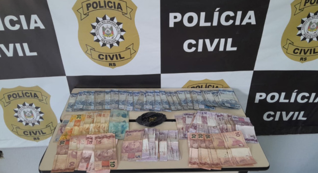 Cédulas de Real, a maioria de pequeno valor, foram apreendidas no apartamento onde a garota reside (Foto: Alvaro Pegoraro/Divulgação)