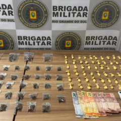 Drogas e outros objetos foram apreendidos com dois jovens, no Bairro Brands (Foto: Brigada Militar/Divulgação)
