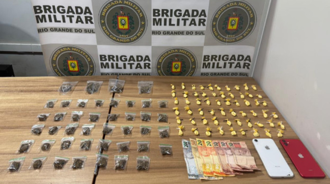 Drogas e outros objetos foram apreendidos com dois jovens, no Bairro Brands (Foto: Brigada Militar/Divulgação)