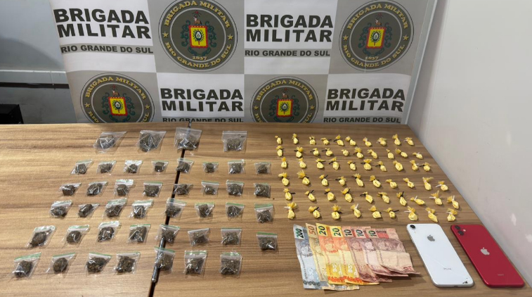 Drogas e outros objetos foram apreendidos com dois jovens, no Bairro Brands (Foto: Brigada Militar/Divulgação)