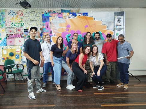 Integrantes da Coat com professores das escolas que participaram do projeto Fábrica de Escritores
(Foto: Arquivo pessoal)