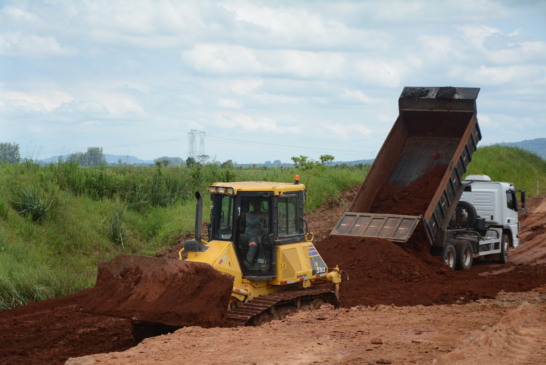 Homens e máquinas trabalham no aterro e drenagem da rodovia (Fotos: Alvaro Pegoraro)
