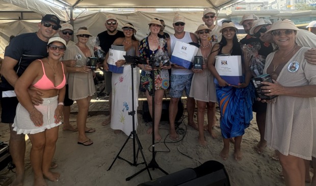 Na foto, os atuais e novos festeiros reunidos em Capão da Canoa para mais um Bastião na Praia (Foto: Divulgação)