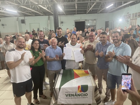 Assinatura contou com a presença da comunidade (Foto: Leonardo Pereira/Folha do Mate)