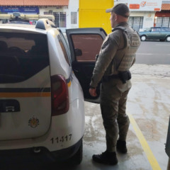 Indiv&iacute;duo estava com o celular da v&iacute;tima, quando foi preso em flagrante (Foto: Brigada Militar/Divulga&ccedil;&atilde;o)