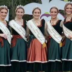 Atual corte: Garota Imigrante Larissa Scheibler e princesas Grazieli Picolli, Nicole Bianca Wickert, Rafaela Ta&iacute;s Nicolay e Sarah Eduarda Feix