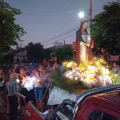 Fi&eacute;is s&atilde;o convidados a participar da prociss&atilde;o iluminada