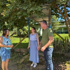 Acompanhados da ex-diretora da escola Nossa Senhora dos Navegantes, Rosil&eacute;ia Cunha Silva, Thiesen e Catiane visitaram a estrutura que abrigar&aacute; o centro especializado
