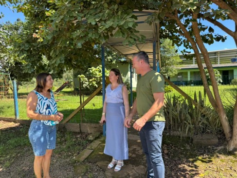 Acompanhados da ex-diretora da escola Nossa Senhora dos Navegantes, Rosiléia Cunha Silva, Thiesen e Catiane visitaram a estrutura que abrigará o centro especializado