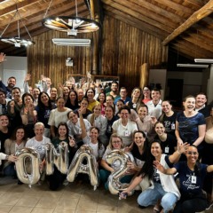 Dire&ccedil;&atilde;o e colaboradores do Ana Nery comemoram conquista