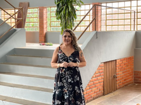 Diretora da EEEF Zilda de Brito Pereira, Larissa Bittencourt, destaca que o educandário recebeu R$ 50 mil (Foto: Júnior Posselt/Folha do Mate)