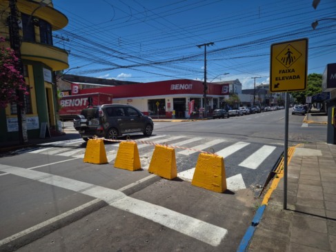 Faixa elevada está em meia pista (Foto: Leonardo Pereira/Folha do Mate)