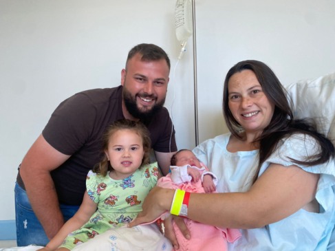 A pequena Maya nasceu às 22h46min do dia 1º de janeiro, no Hospital São Sebastião Mártir (HSSM) (Foto: Júlia Brandenburg/Folha do Mate)