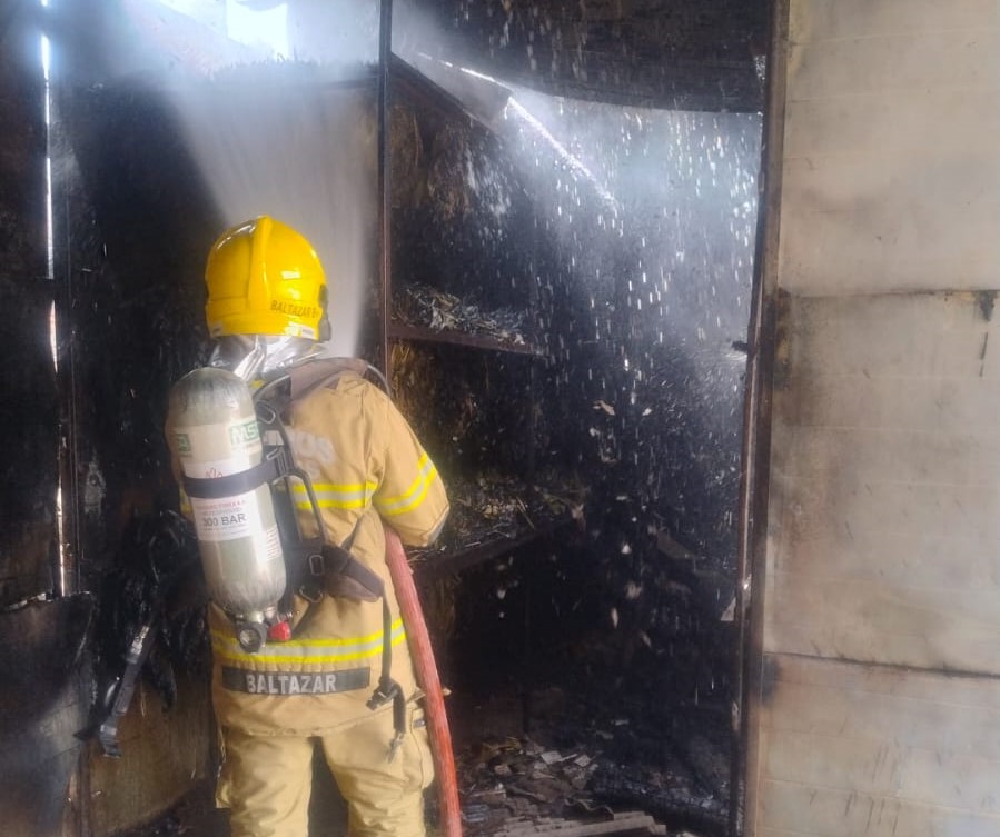 Guarnição foi acionada para o incêndio localizado no interior da cidade (Foto: Corpo de Bombeiros Militar/Divulgação) Guarnição foi acionada para o incêndio localizado no interior da cidade (Foto: Corpo de Bombeiros Militar/Divulgação)