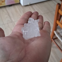 Queda de granizo foi registrada em muitos pontos do munic&iacute;pio (Foto: Divulga&ccedil;&atilde;o)