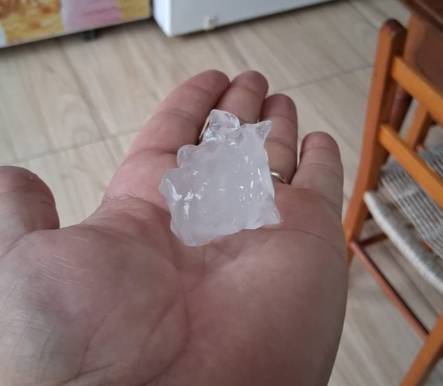 Queda de granizo foi registrada em muitos pontos do município (Foto: Divulgação)