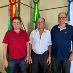 Darcy Haas (ao centro) &eacute; reeleito para novo mandato (Foto: Prefeitura/Divulga&ccedil;&atilde;o)