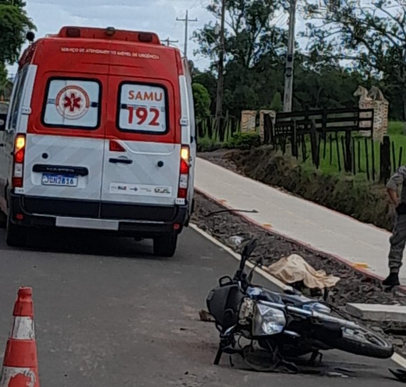 Motocicleta colidiu na traseira de um carro (Foto: Alvaro Pegoraro)