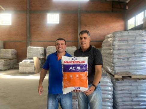 Luís Carlos dos Santos e Marco Borba apostaram na produção de argamassas no ano passado em Venâncio (Foto: Júlia Brandenburg/Folha do Mate)