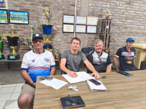 Elói Schwendler, terceiro da esquerda para a direita, é o novo presidente da Aliga (Foto: Divulgação/Aliga)