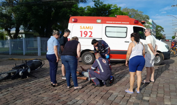 Motociclista sofreu a queda, foi amparado por populares e socorrido pelo Samu (Foto: Alvaro Pegoraro)