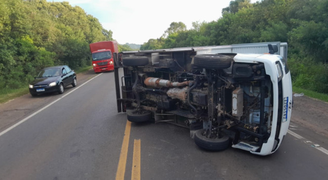 Utilitário tombou e está sobre a via (Foto: Alvaro Pegoraro)