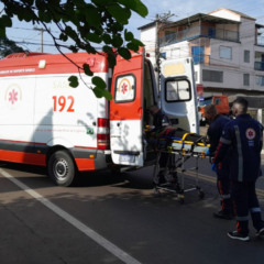 Socorristas do Samu imobilizaram a v&iacute;tima e a encaminharam para atendimento m&eacute;dico (Foto: Alvaro Pegoraro)
