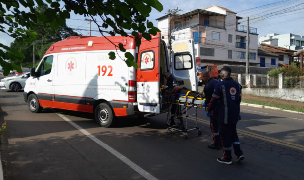 Socorristas do Samu imobilizaram a vítima e a encaminharam para atendimento médico (Foto: Alvaro Pegoraro)