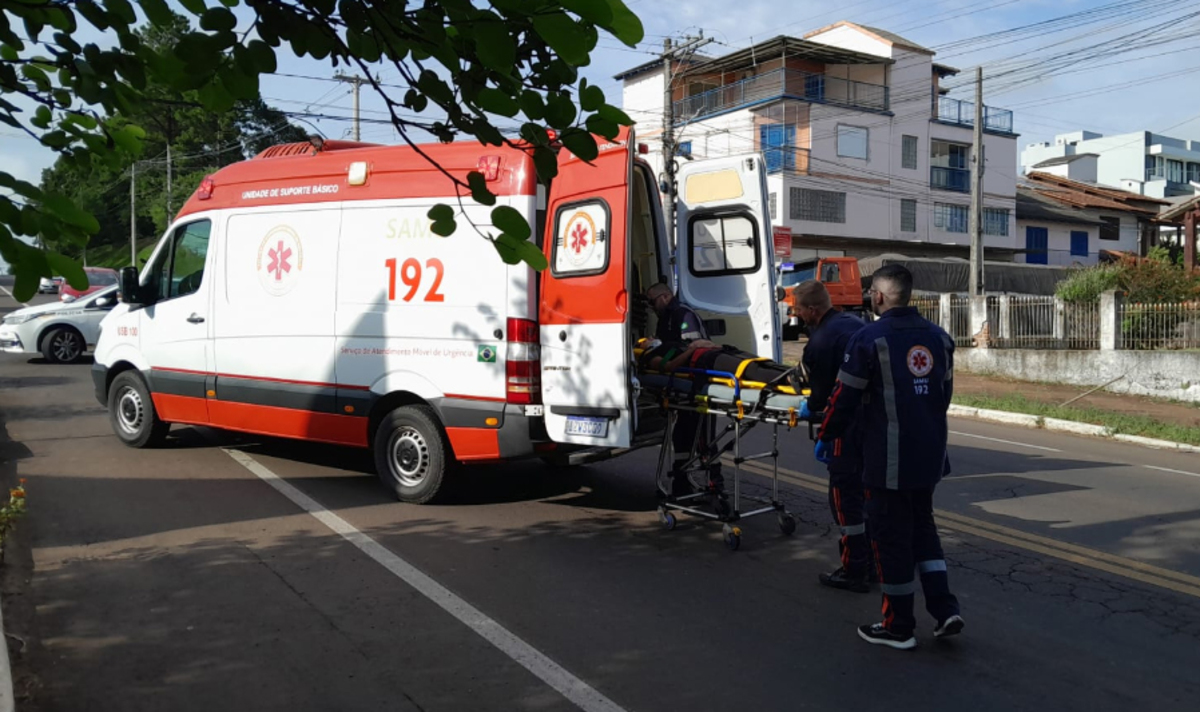 Socorristas do Samu imobilizaram a vítima e a encaminharam para atendimento médico (Foto: Alvaro Pegoraro) Socorristas do Samu imobilizaram a vítima e a encaminharam para atendimento médico (Foto: Alvaro Pegoraro)