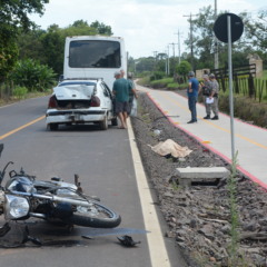 Moto colidiu contra a traseira de um Clio (Foto: Alvaro Pegoraro)
