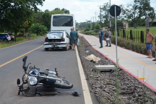 Moto colidiu contra a traseira de um Clio (Foto: Alvaro Pegoraro)