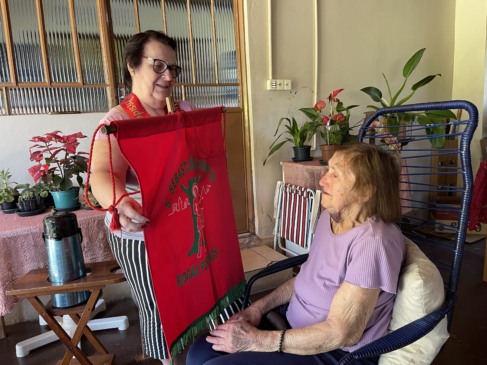 Aos 90 anos, Leocádia Agnes é uma das zeladoras de capelinhas mais antiga de Venâncio (Foto: Júnior Posselt/Folha do Mate)