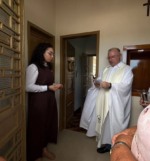 B&ecirc;n&ccedil;&atilde;o foi realizada antes da jovem ingressar para o claustro (Foto: Divulga&ccedil;&atilde;o)