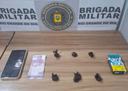Foram apreendidas seis porções de maconha (Foto: Brigada Militar/Divulgação)