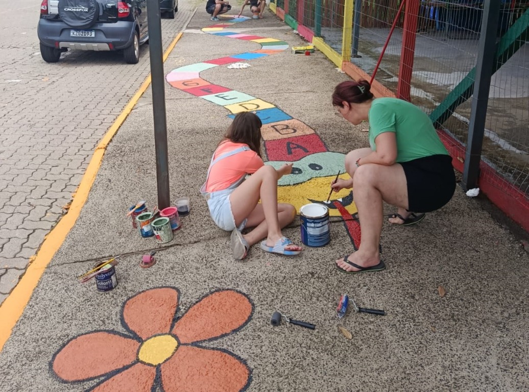 Na Emei Yolita, voluntários realizaram pinturas coloridas na calçada e em outros espaços, no dia 17 Na Emei Yolita, voluntários realizaram pinturas coloridas na calçada e em outros espaços, no dia 17