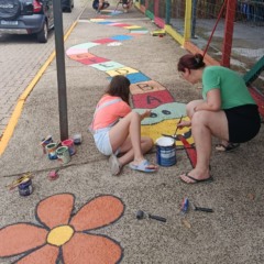  Na Emei Yolita, volunt&aacute;rios realizaram pinturas coloridas na cal&ccedil;ada e em outros espa&ccedil;os, no dia 17