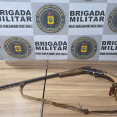 Arma e muni&ccedil;&otilde;es foram apreendidas na casa onde aconteceu a agress&atilde;o (Foto: Brigada Militar/Divulga&ccedil;&atilde;o)