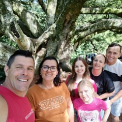 Valdete Machado costuma visitar os pontos tur&iacute;sticos do interior de Ven&acirc;ncio Aires com amigos e familiares (Foto: Arquivo pessoal)