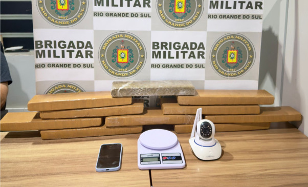 Droga foi apreendida com uma jovem de 22 anos (Foto: Brigada Militar/Divulgação)