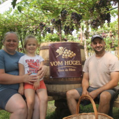 Al&eacute;m do quiosque, casal criou espa&ccedil;o no parreiral para receber visitantes