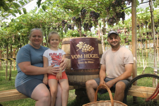 Além do quiosque, casal criou espaço no parreiral para receber visitantes