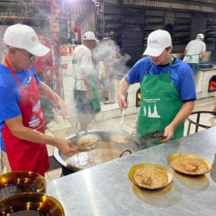Volunt&aacute;rios servem a galinhada para a comunidade (Fotos: J&uacute;nior Posselt/Folha do Mate)