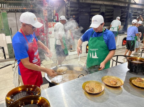Voluntários servem a galinhada para a comunidade (Fotos: Júnior Posselt/Folha do Mate)